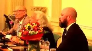 Евтушенко читает стихи.