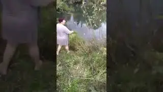 Мама с братом купаются в сентябре