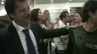 Ricardo Melim, radiande, festeja e cumprimenta Machado