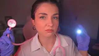ASMR Doctora ANTIPÁTICA te hace CHEQUEO MÉDICO rápido 🩺 (guantes, chicle) en Español | Lonixy ASMR