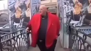 Стас Борецкий вальяжно шагает под минский андеграунд