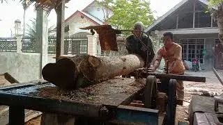 cara membelah,batang kayu jati super.yang bengkok.(@woodhunter2580)