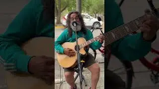 "Em Neuquén, Argentina, a música ressoa nas ruas! 🌆 Encontrei este cantor muito talentoso!