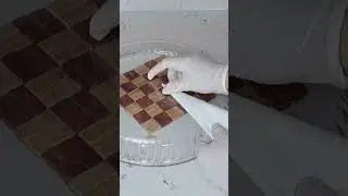 Yağlı kağıdı tepsiye yerleştirme 