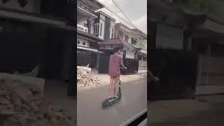 jangan iri terhadap orang lain yang nggak pake celana saat jalan jalan dikomplek