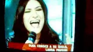 Laura canta con una fans