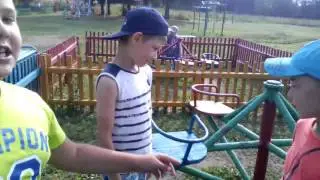 Как Севка кружится на карусельке