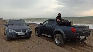 Suzuki Grand Vitara and Mitsubishi L200 on the beach