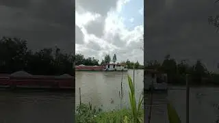 Nguyên mới mua chiếc xà lan này....