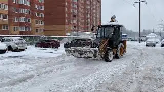 Уборка снега трактором