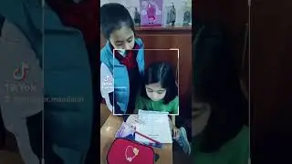 Asistente responsable apoyando la pronunciación de estudiante