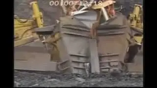 Самый большой бульдозер в мире смял легковой автомобиль.