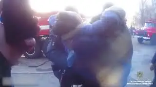 Патрульні винесли на руках жінку, яка під час пожежі не могла самостійно вийти з задимленого будинку