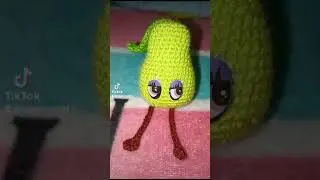 lindo llavero de pera a crochet. pide el tuyo