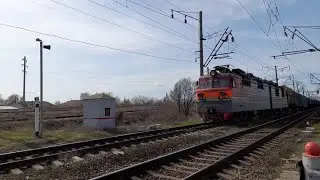 Куда так несётся? Электовоз ВЛ80с-1234 с грузовым составом и приветливая бригада на станцию Анисовка