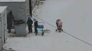 В Якутске женщина с четырьмя детьми собирала еду в мусорных баках .