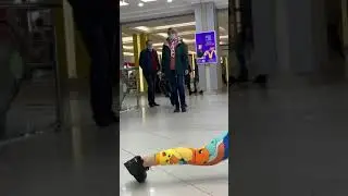 Танцует тверк в тц (люди в шоке)