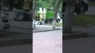 Машина съедает весь мусор 