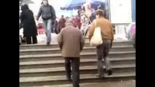 Видео прохода к магазину бижутерии на углу дома №37 по ул. Героев Днепра (ст. М 