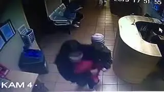 Мама бросила девочку в поликлинике в Москве ВИДЕО С КАМЕР
