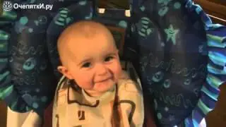 Мальчик реагирует на песню мамы