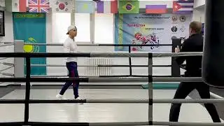 Очень хорошую тренировку для работы ног можно провести на ринге или по залу, двигаясь по кругу.