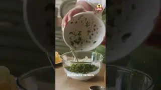 Паста с луком, венгерской закусочкой и сыром