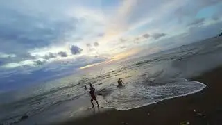 main-main jalan menyusuri ombak pantai Padang, 02-11-2024