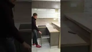 Кухня с барной стойкой.