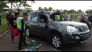 Kecelakaan Nissan X-Trail dengan Honda Jazz di Gading Serpong
