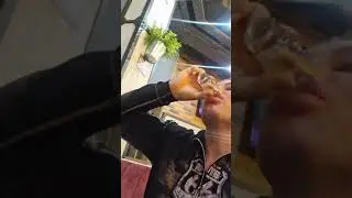 Александр Шпак выполнил условие спора, выпил все за две минуты до закрытия ресторана / 