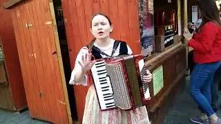Терезка поет... Пасху зовет