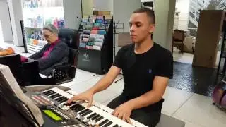 Kaique Novaes e Anna Spina tocando órgão e piano