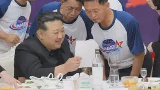 Kim Jong-un revisa fotografías de 