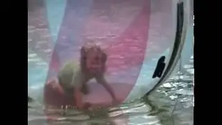 На воде внутри шара
