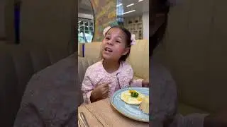 Niña malcriada hace pasar vergüenza a sus padres en un restaurante