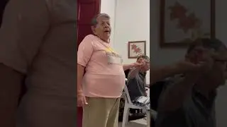 Abuela Aurora tomandose un Aguardiente