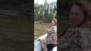 Надюшка тащит щуку, за спину 8кг.