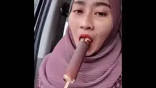 cewek jilbab ngemut eskrim kaya ngemut kon