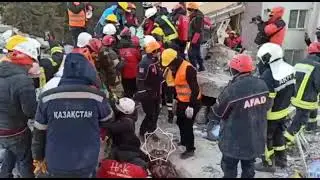 Спасатели из Казахстана вытащили из-под завала троих человек в Турции