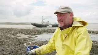 Hermus proeft het Noorden, aflevering 5 Oesters rapen op het wad