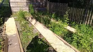 КАРТОН И ОПИЛКИ МЕЖДУ ГРЯДОК.