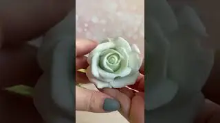 Розу как будто только сорвала😁 