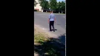 Пьяный мент обосцал забор