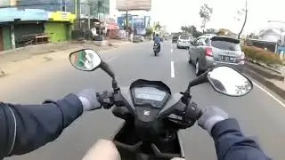Truk terguling akibat kelebihan muatan