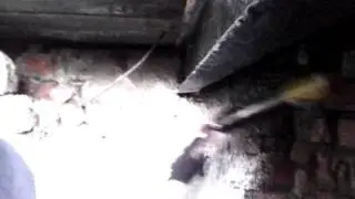 Нанесение монтажной пены на стены ямы, для утепления.