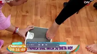 Pamela Diaz se pesa con pies desnudos en balanza