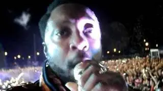 Will.I.Am Gets My Camera during I Gotta Feeling: Brasília 22/10/2010