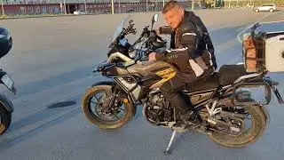 Посадка людей разного роста на мотоцикле KOVE 500X