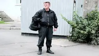 Таможенники снова в кадре. Один из нас